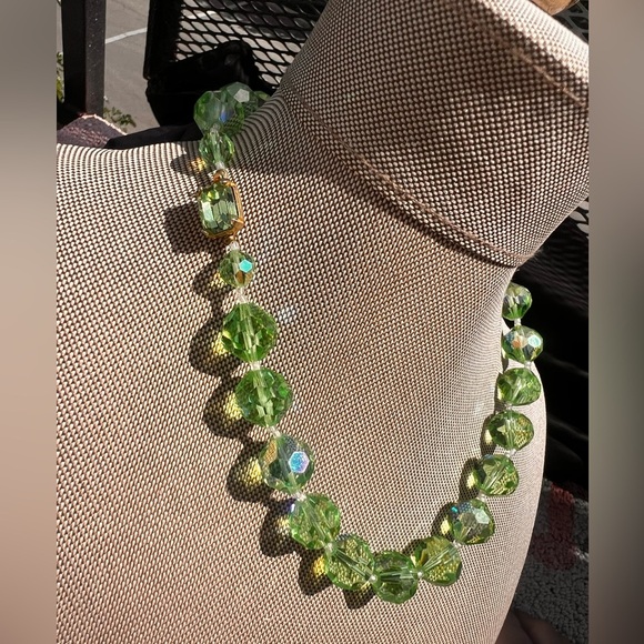 Vintage green Aurora Borealis Crystal Rhinestone gold clasp Strand 60 g Necklace - Picture 3 of 7